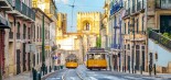 Die leuchtend gelben Waggons der StraÃenbahnen stellen ein unverkennbares Wahrzeichen von Lissabon dar, Portugal