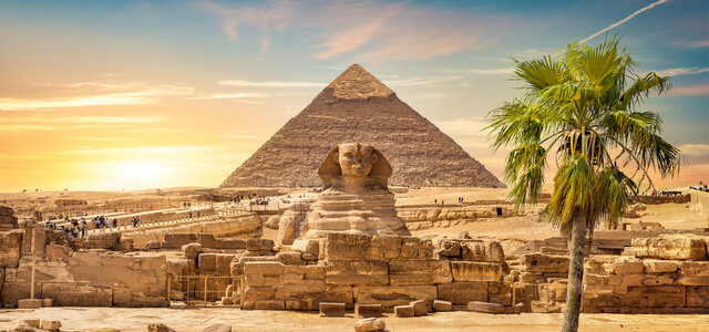 rsz_giza-pyramids-cairo-egypt-with-palm